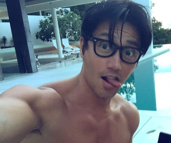 Ему 50, а он выглядит на 20! Манекенщика из Сингапура прозвали Дорианом Греем