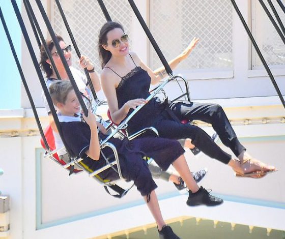 Анджелина Джоли снова путешествует с детьми… и новым мужчиной?