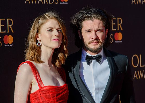 Первый выход Кита Харингтона и Роуз Лесли после объявления о помолвке! Она показала кольцо!