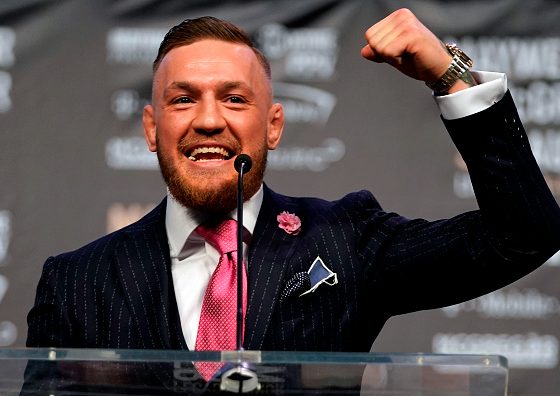 Что происходит? Джейсон Стэтхем, Дипло, Конор Макгрегор открывают бутылки ногой!