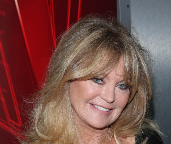 Бутылка вина вместо гантели: у 76-ти летней Голди Хоун самые веселые тренировки