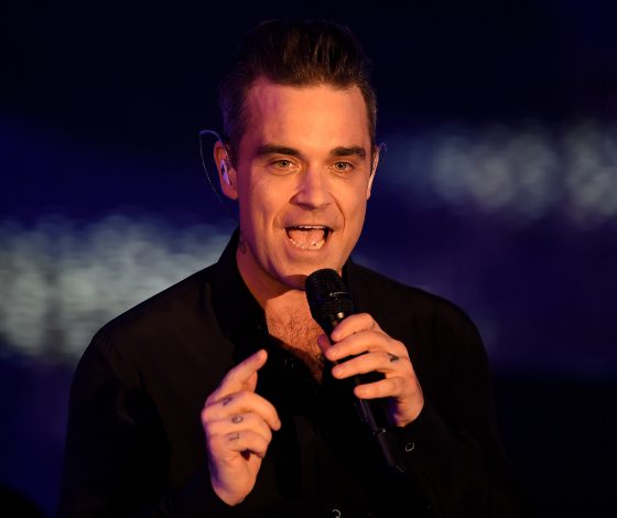 Робби Уильямс показал неприличный жест на открытии ЧМ-2018