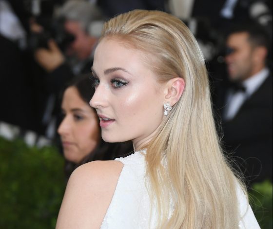 Сама на себя не похожа! Софи Тернер сменила стрижку!