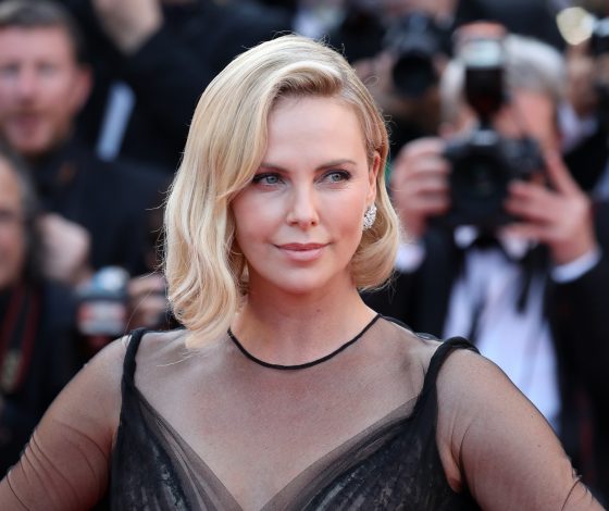 Шарлиз Терон всем говорила, что ее отец погиб в катастрофе. Но что случилось на самом деле?