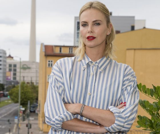 Фото дня: Шарлиз Терон в бикини