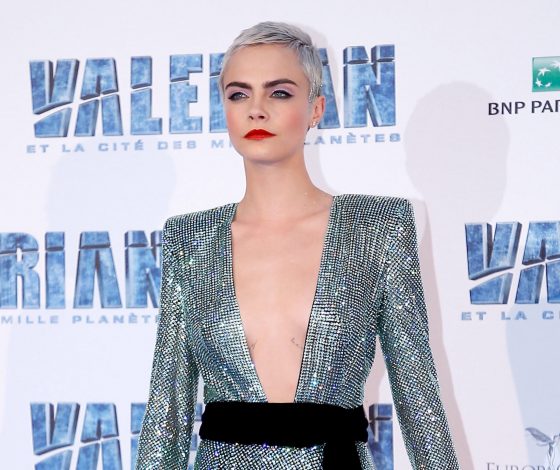 В день рождения Кары Делевинь самые необычные прически модели!