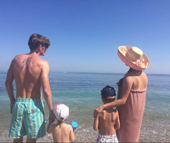 Редкое фото! Ляйсан Утяшева и Павел Воля на отдыхе с детьми