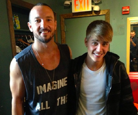 Ему исповедуются Селена Гомес и Джастин Бибер. Самый модный священник в мире