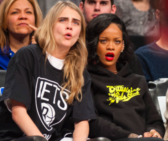 Кара Делевинь в восторге от фото, на котором она разглядывает грудь Рианны