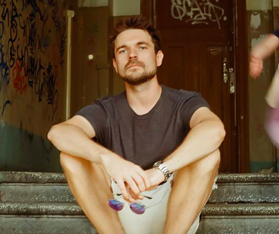 На них нужно подписаться: сексуальный учитель французского с самой смешной и легкой методикой