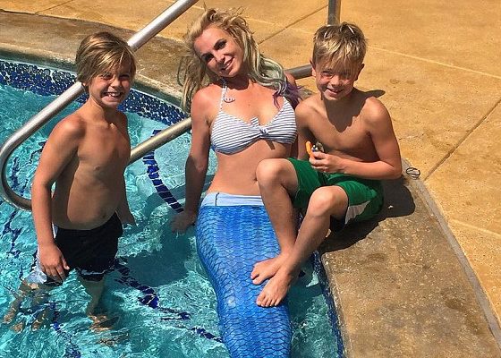 Русалка Бритни и еще 15 самых странных и «голых» купальников звезд