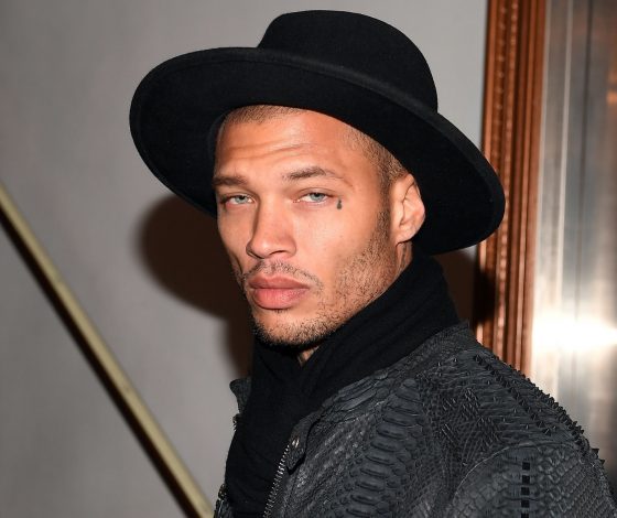 Браво! Жена «самого красивого преступника» не пустила его домой после измены с миллиардершей