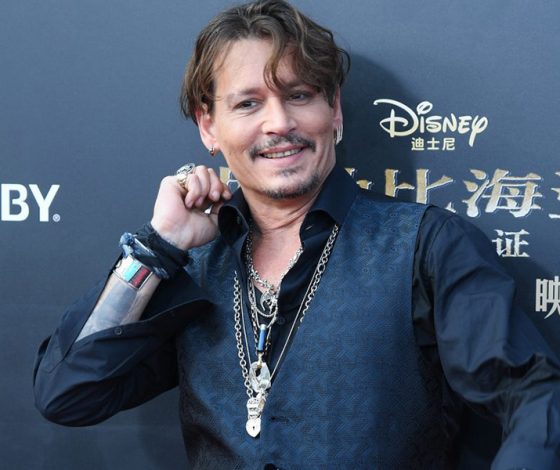 Да он шопоголик! Джонни Депп купил диван из шоу «Семейство Кардашьян»