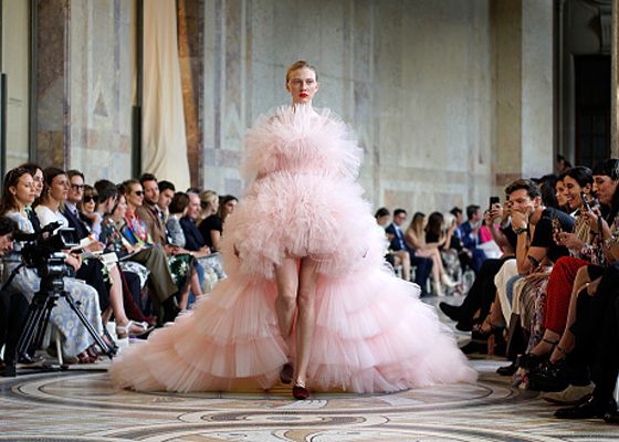 Топ-15 идеальных розовых вечерних платьев из последних коллекций