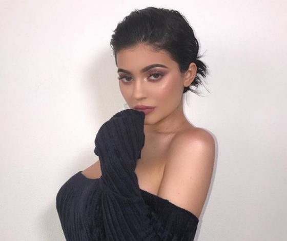 Не по дням, а по часам! Округлости Кайли Дженнер все более округлые!