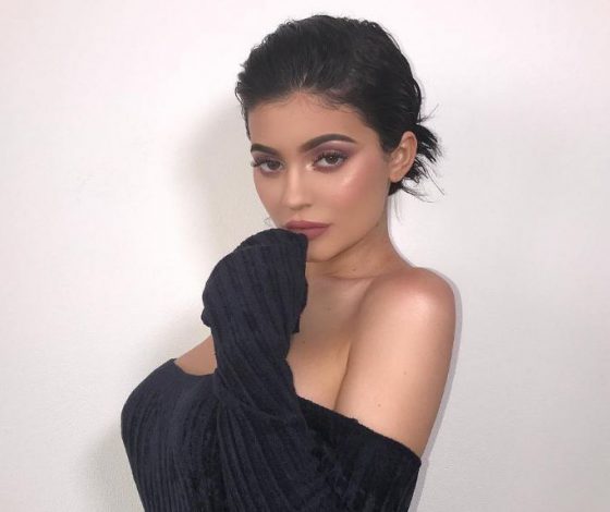 Кайли Дженнер выпустила палетку теней и назвала ее в честь дочери!