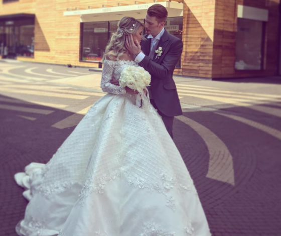 Клубника, перья, кринолины: жена Никиты Преснякова в неожиданной фотосессии