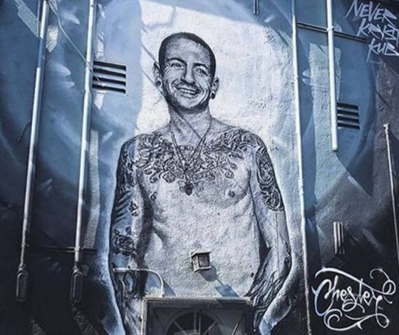 Он будет жить вечно: в Лос-Анджелесе нарисовали голого и смеющегося Честера Беннингтона