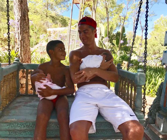 Старший сын Криштиану Роналду стал моделью. Смотри его трогательное видео с папой!