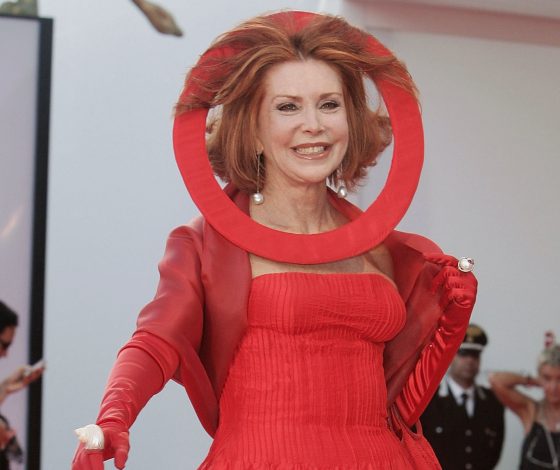 Это очень плохо: 30 ужасных нарядов звезд на Венецианском кинофестивале