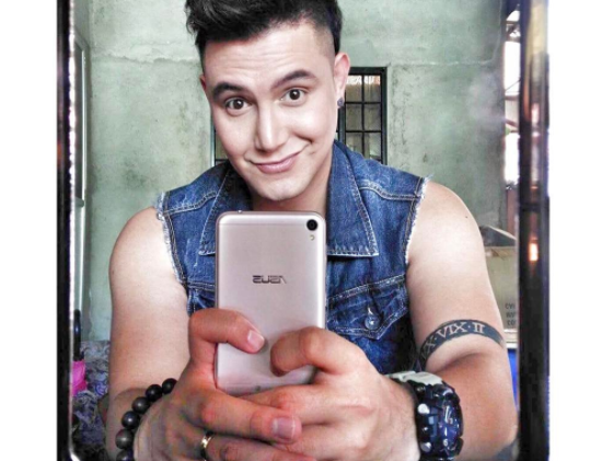 Эмма Робертс, Ким Кардашьян и другие звезды, в которых этот парень превращается всего за 5 минут!