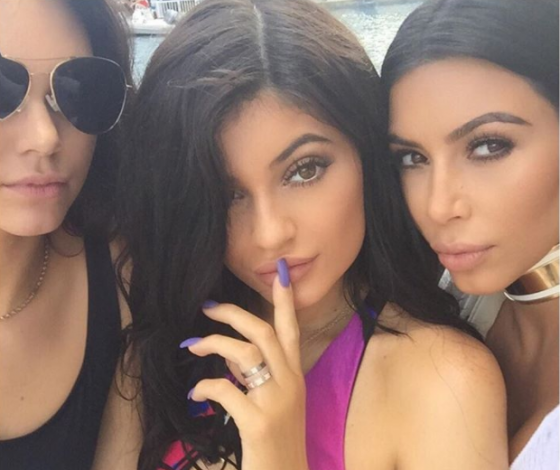 Новый тренд – селфи с пальцем у губ. Кайли Дженнер уже в курсе. А ты?