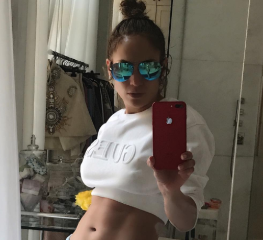 Как нужно выполнять приседания? Дженнифер Лопес тебе покажет!