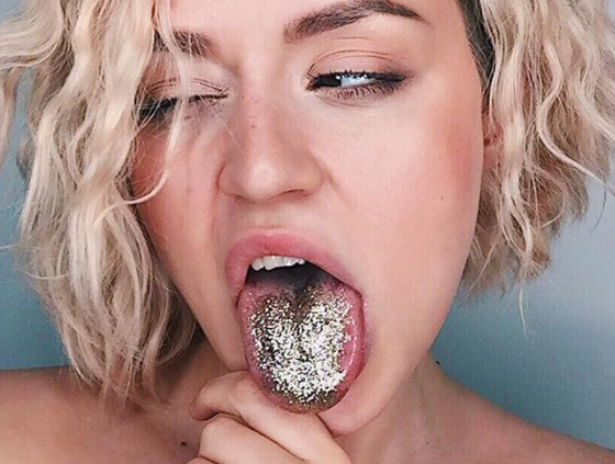 Новый тренд в Instagram – селфи с высунутым языком… и он должен быть блестящим!