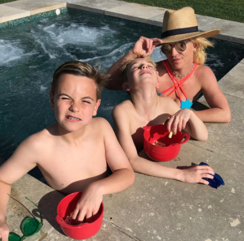 Бритни Спирс публично извинилась перед своими сыновьями