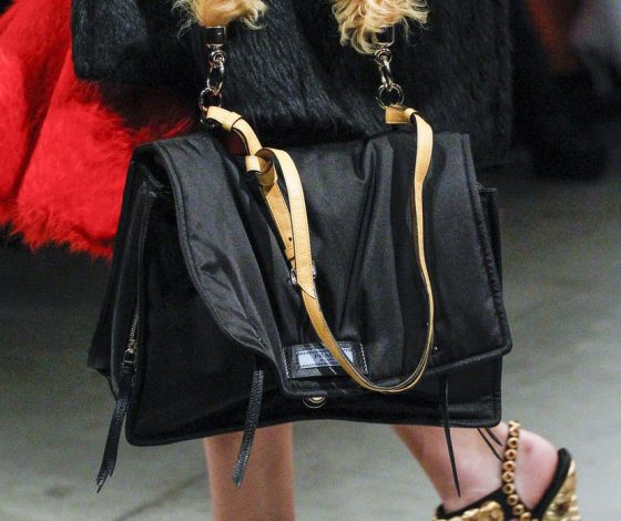 Нейлоновые сумки снова в моде: Prada знает в этом толк