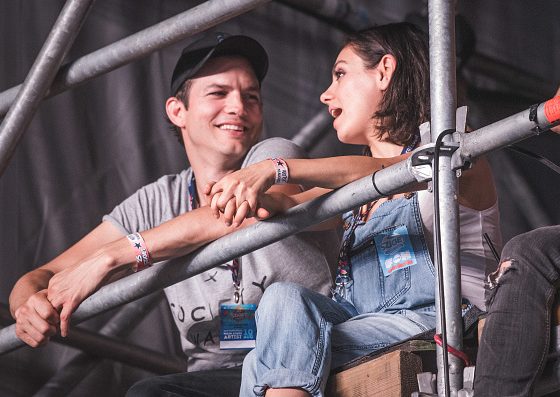 Мила Кунис и Эштон Кутчер проводят время вместе. Чем занимаются актёры?