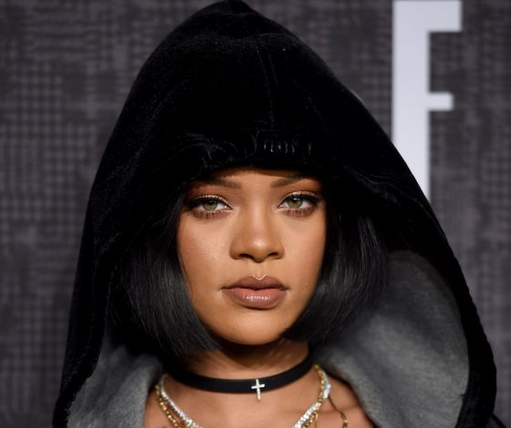 Рианна представила свою первую линию косметики! Смотри с нами ее видео!