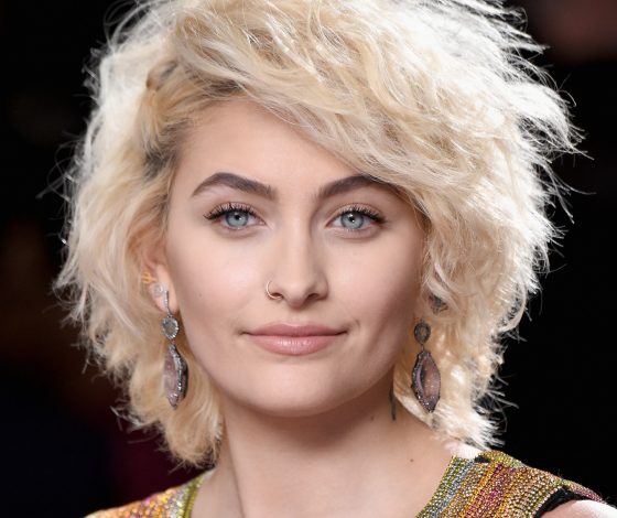 Так ли хороша? Пэрис Джексон с волосатыми подмышками и небритыми ногами