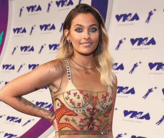 Пэрис Джексон в платье Dior и... с волосатыми подмышками!