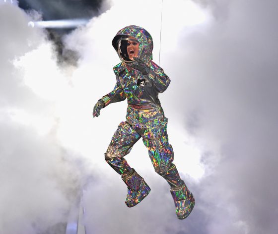 Кэти Перри появилась на сцене VMA в блестящем скафандре!