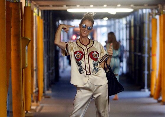 ⁠⁠⁠Селин Дион гуляет по Парижу в платье Alexander McQueen вместе с молодым танцором