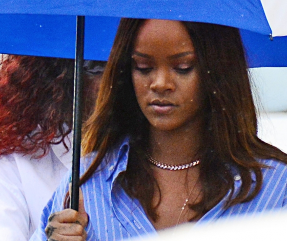 Рианна поддержала подругу на похоронах. Но почему она не в чёрном?