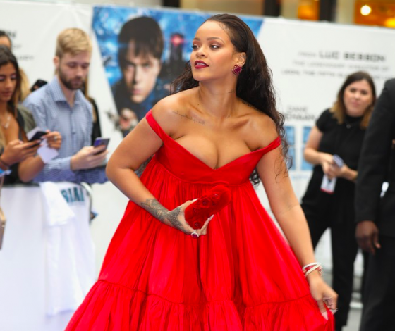 Прости, Кендалл! Большая грудь снова в моде: 15 звезд с выдающимся бюстом