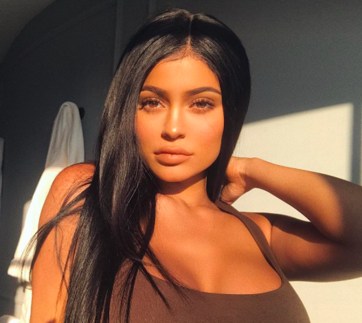 Как носить короткое платье? Лайфхак от Кайли Дженнер