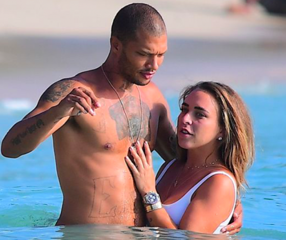 «Самый красивый преступник» отдыхает в Малибу с Хлоей Грин… и у нее кольцо на пальце