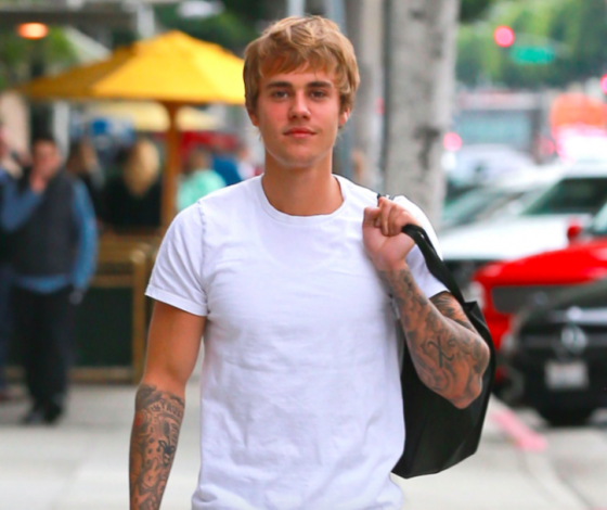 Джастин Бибер разработал дизайн… белой футболки