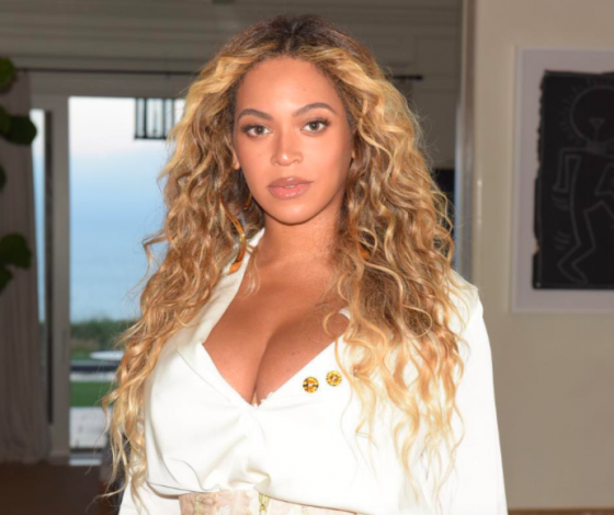 Бейонсе с клатчем как у Яны Рудковской и Филиппа Киркорова…