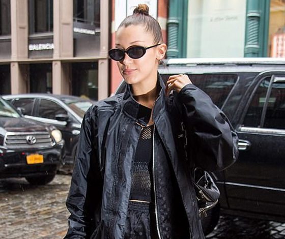 Белла Хадид в черном тренче: топ-10 лучших плащей для дождливой погоды