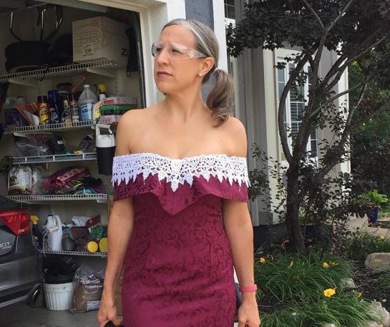 20 лет назад она была подружкой невесты, и до сих пор ходит в том самом платье. Смотри фото!