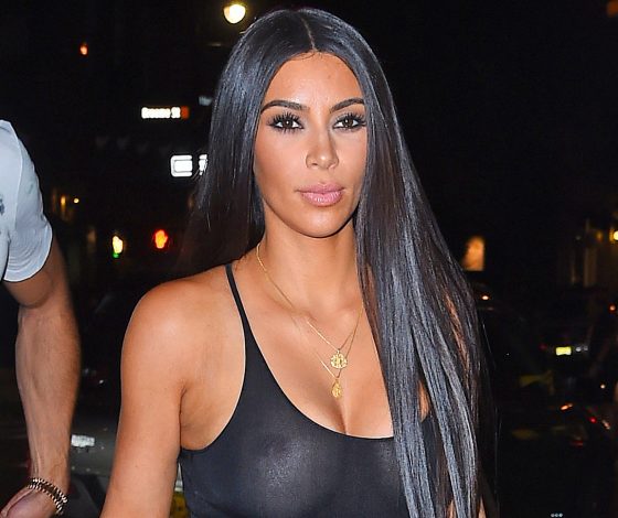 Она снова надела ЭТО: Ким Кардашьян идет в магазин