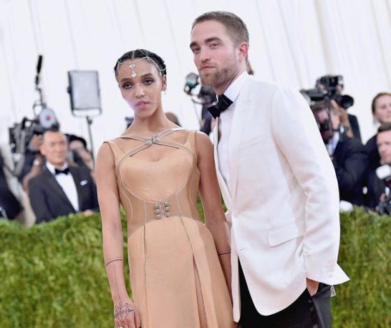 Как неловко! Невеста Роберта Паттинсон замечена на свидании с другим