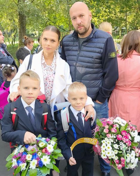 Ксения Новикова с мужем Алексеем и сыновьями Миронов и Богданом