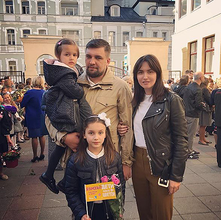 Баста с женой Еленой и дочерьми Машей и Василисой