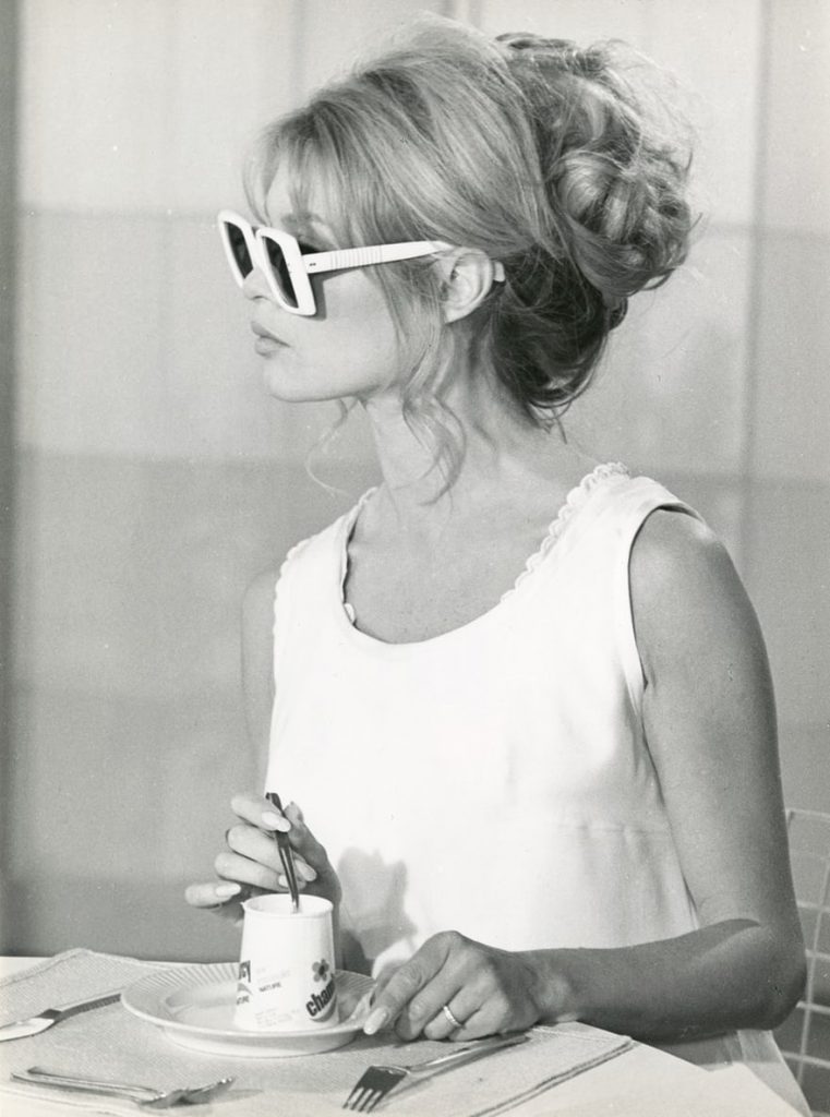 Массивные ретро-очки в белой оправе лучше носить летом - с платьями в стиле 50-х