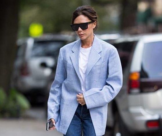 Учимся у Вики Бекхэм: как носить джинсы с чем угодно и выглядеть круто